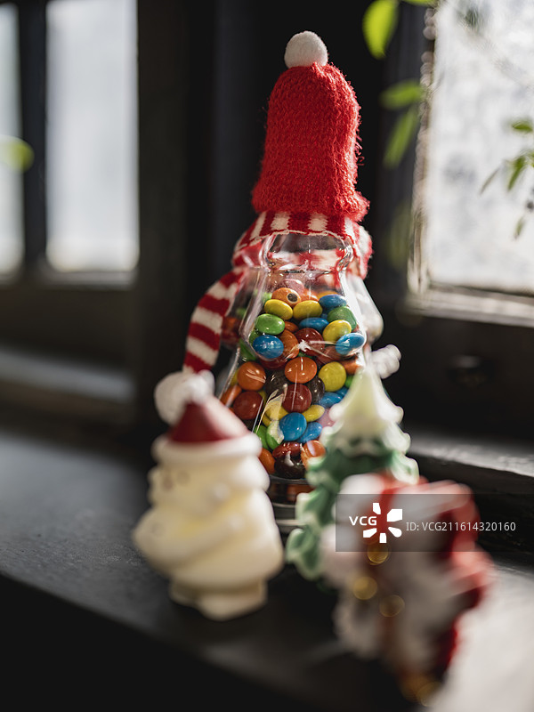 桌子上圣诞造型的糖果装饰瓶子的特写镜头图片素材