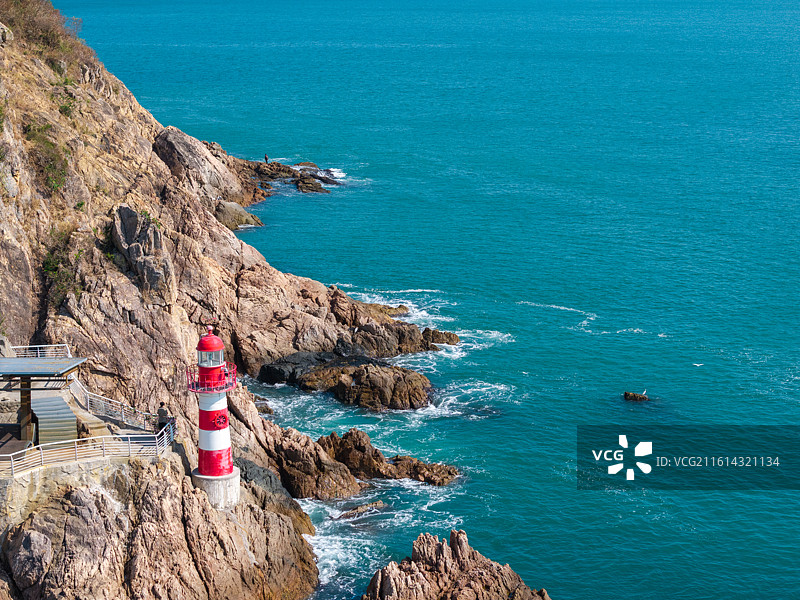 深圳小梅沙航拍海岸礁石灯塔图片素材