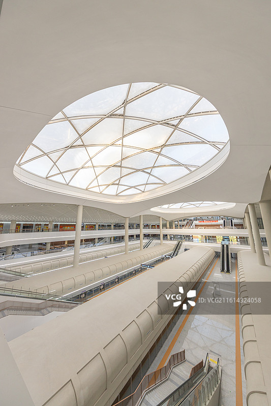 北京通州站车站大厅内带穹顶天窗的多层空间图片素材