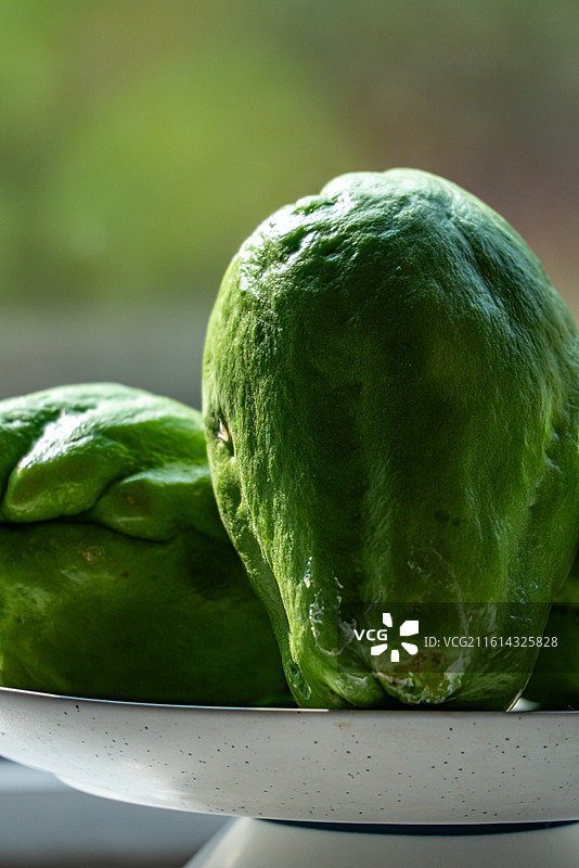 绿色虚化背景中的佛手瓜蔬菜特写镜头图片素材