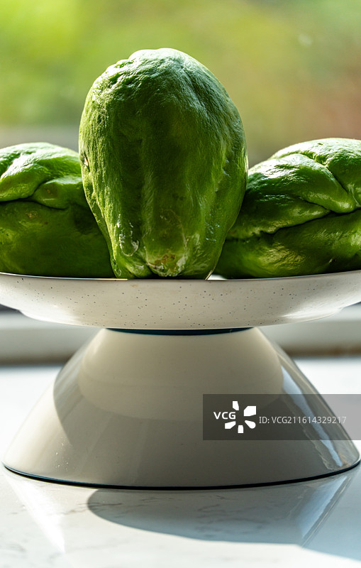 绿色虚化背景中的佛手瓜蔬菜特写镜头图片素材