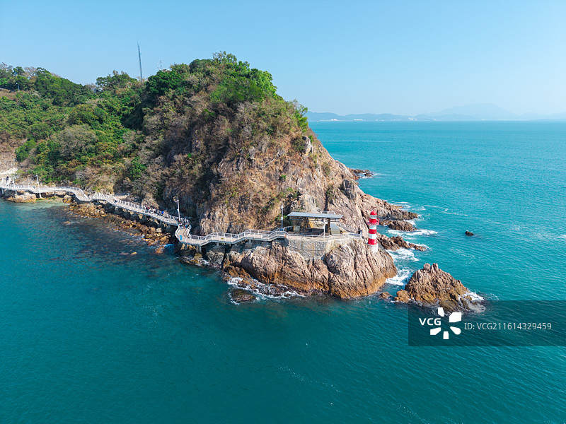 深圳小梅沙航拍海岸礁石灯塔图片素材