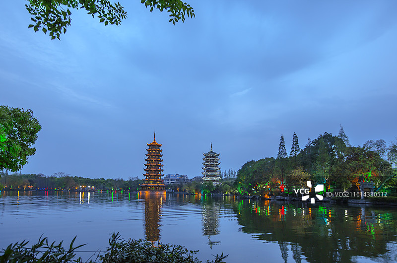 桂林双塔，又称金塔银塔、情侣塔，位于广西桂林市杉湖中，由日塔（铜塔，别称金塔）和月塔（琉璃塔）图片素材