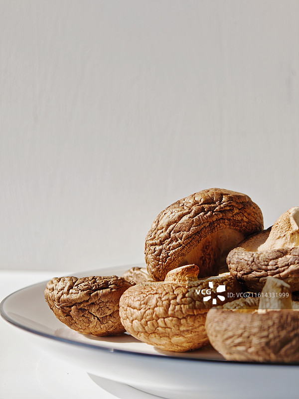 香菇，干香菇，正在晾晒的干香菇，干蘑菇，蘑菇，手工晾晒的香菇，年货，南北年货，香菇干，菌类，晒香菇图片素材