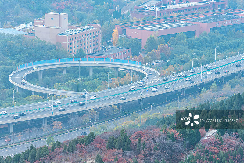 航拍视角蝎子山蚰蜒山秋色掩映中的山东济南二环南路环形高架桥立交桥隧道建筑景观图片素材