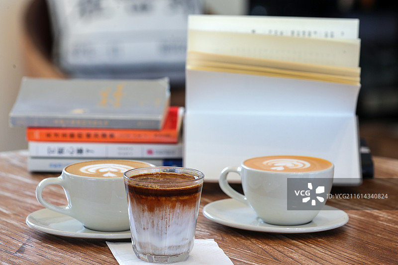 咖啡与书香，个体的小确幸，拍摄于扬州在野咖啡馆图片素材