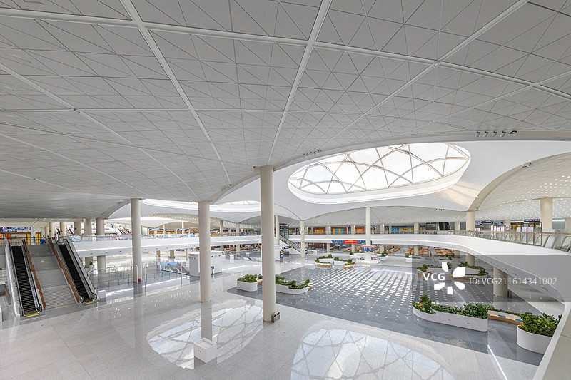 北京通州站车站大厅内带穹顶天窗的多层空间图片素材