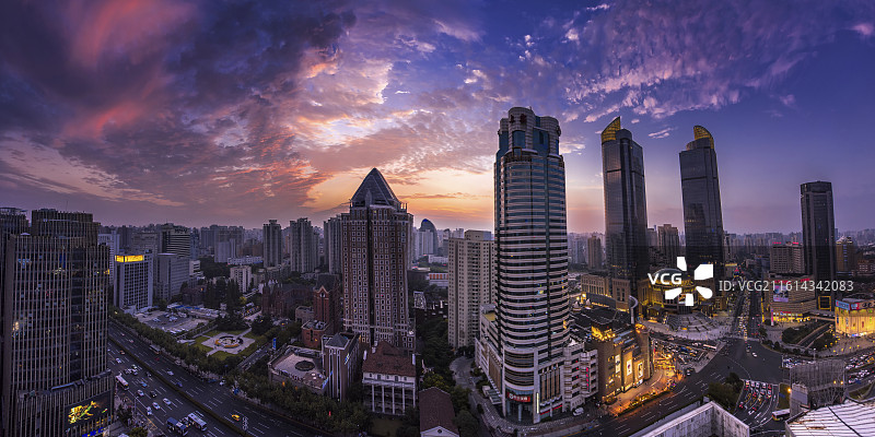 高视角下上海城市夜景风光建筑，上海陆家嘴，上海外滩，外滩万国建筑图片素材