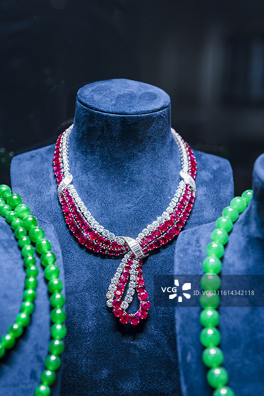祖母绿翡翠珠链、钻石项链图片素材