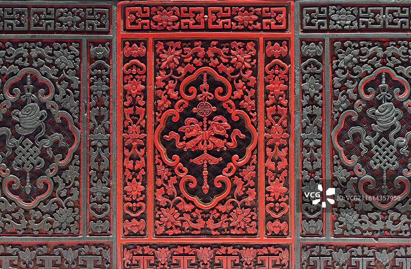 美国旧金山亚洲艺术博物馆藏清乾隆剔彩吉祥挂饰三联图纹案屏图片素材