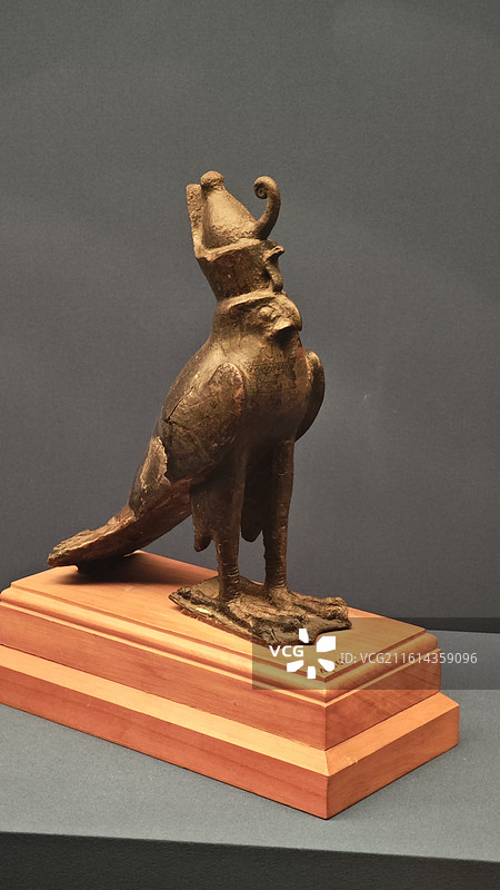 古埃及后期王朝青铜荷鲁斯猎鹰神像，头戴象征王权的上下埃及双冠文物图片素材