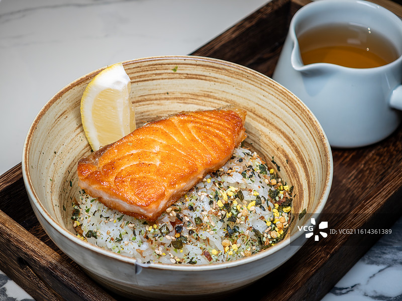 日式香煎三文鱼茶泡饭图片素材