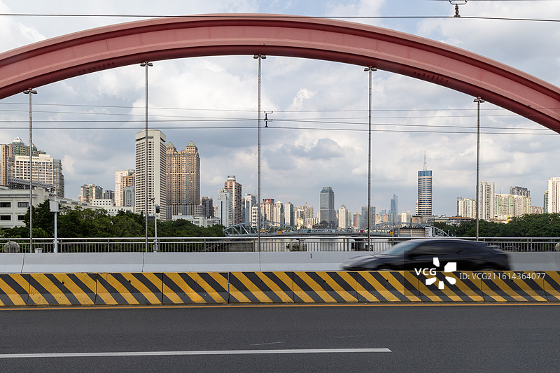 秋天蓝天白云下的广州解放桥和摩天大楼城市建筑自然风光图片素材