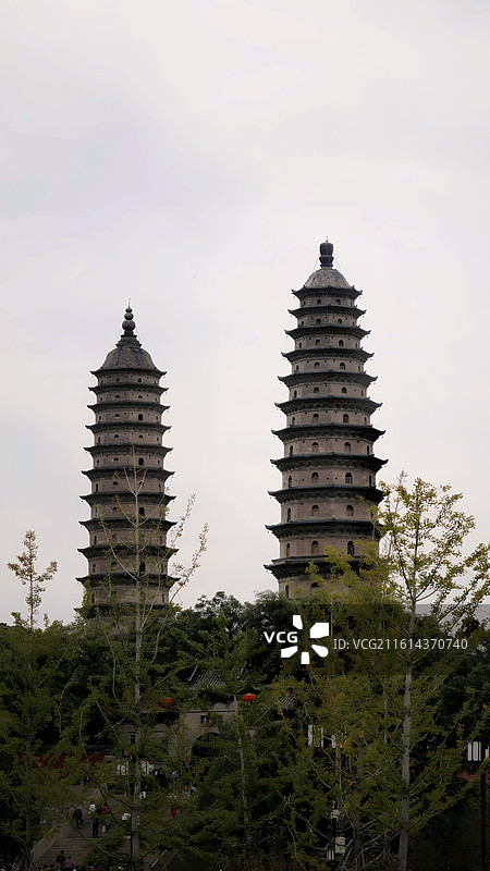 太原双塔公园以 “双塔凌霄” 为核心，有三馆六区六园，集历史文化、生态景观、休闲娱乐于一体图片素材