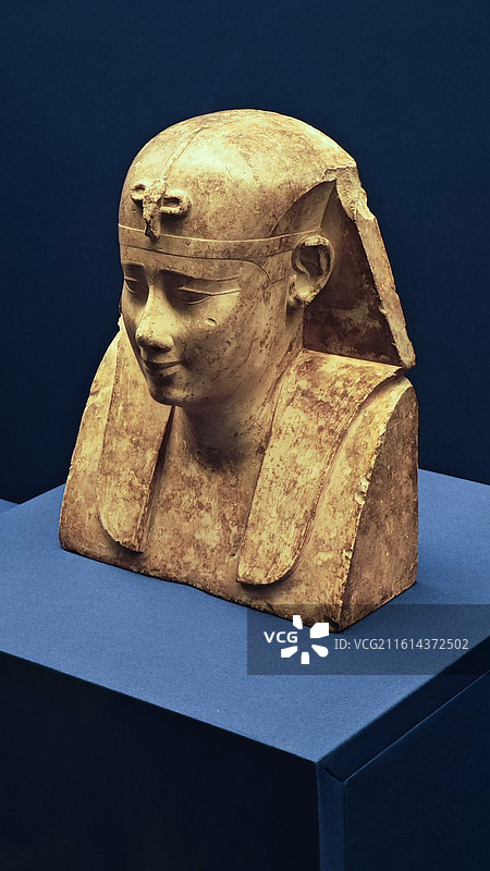 古埃及第十八王朝阿蒙霍特普三世半身雕像，展现新王国时期精湛的皇家艺术图片素材