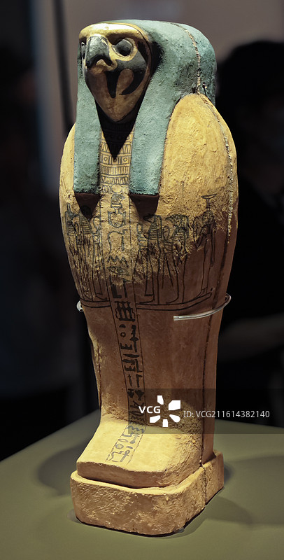 博物馆展陈的古埃及荷鲁斯猎鹰神造像：极具历史底蕴与异域文明色彩的艺术文物特写图片素材
