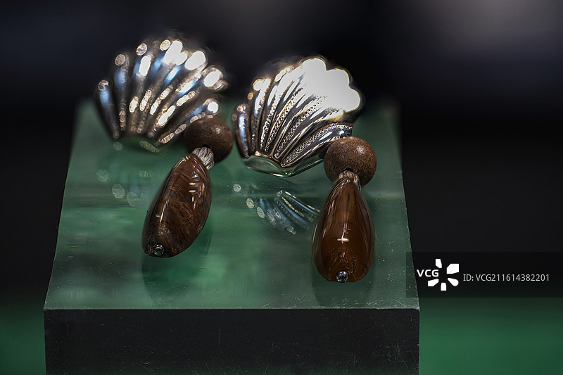 特色的珠宝首饰玛瑙石银首饰装饰特写镜头图片素材