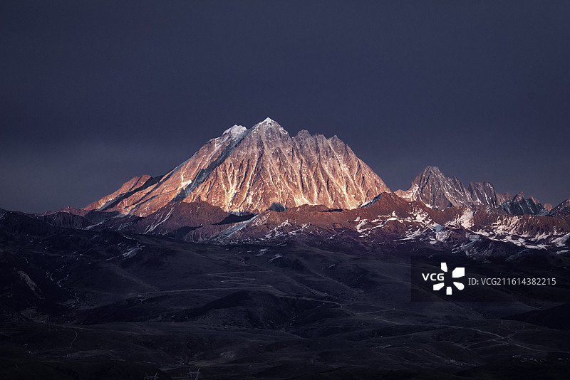 雅拉雪山 日照金山图片素材