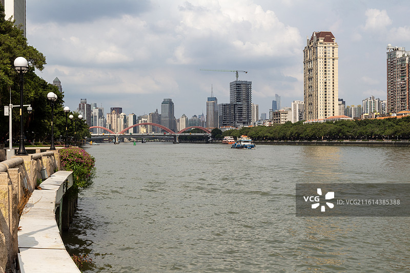 秋天蓝天白云下的广州解放桥和摩天大楼城市建筑自然风光图片素材