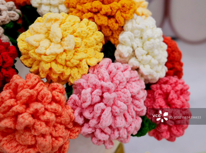 彩色绒线钩花做成的花束图片素材