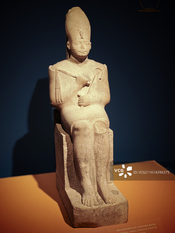 古埃及中王国时期塞提一世坐像，手持连枷与钩竿的皇家石雕文物图片素材