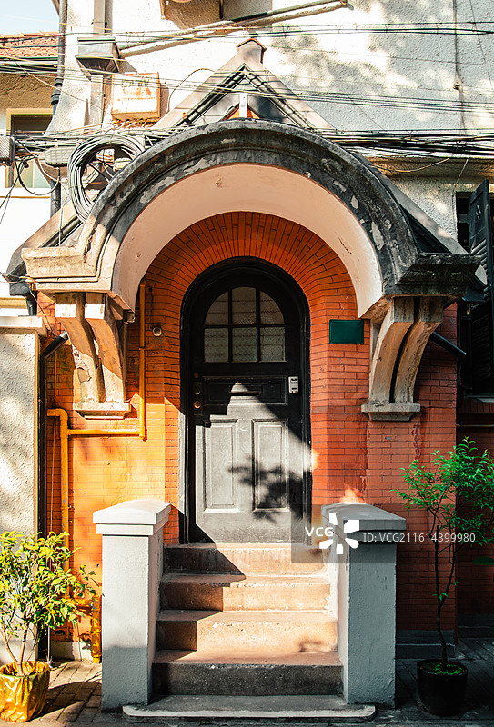 上海巨鹿路上的新式里弄老建筑，邬达克设计的巨籁达路住宅图片素材