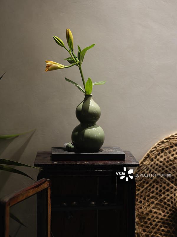 中古店首饰店珠宝店陶瓷玉器葫芦花瓶摆件图片素材