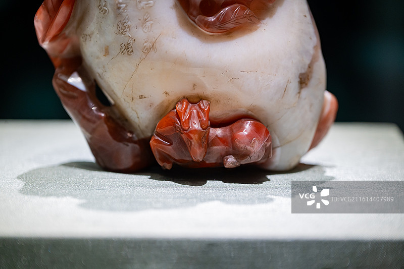 国家博物馆 中国古代玉器 清 玛瑙巧作“鹿鹤同春”花插图片素材