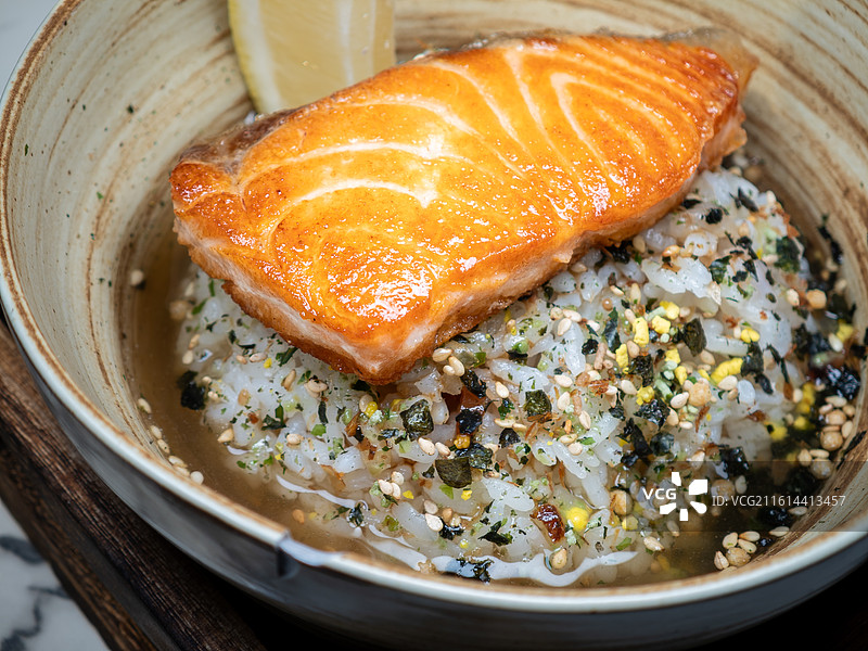 日式香煎三文鱼茶泡饭图片素材