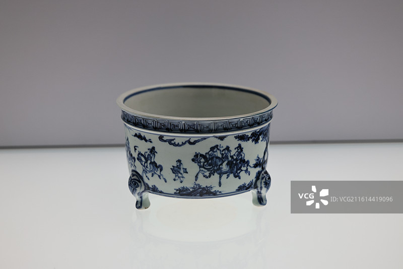 上海博物馆东馆中国历史传统瓷器陶器陶瓷碗盆底款景德镇官窑藏品摄影特写图片素材