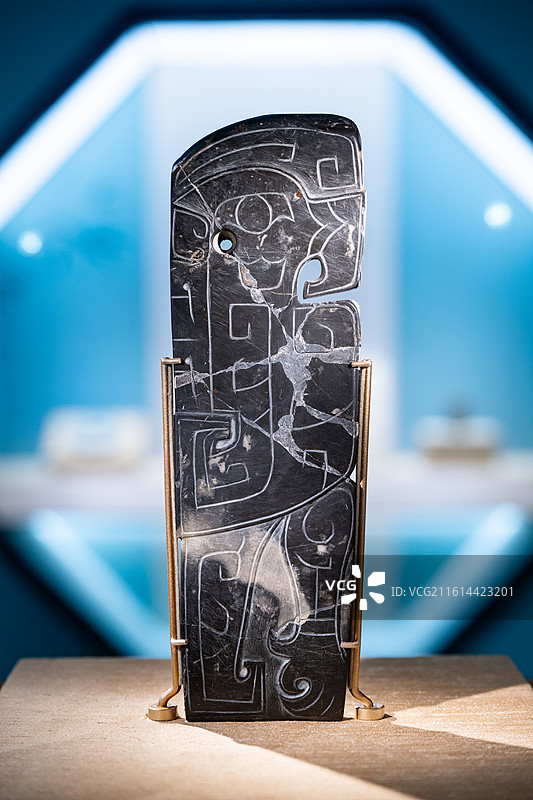 国家博物馆 中国古代玉器 商 鸟纹石磬 1976年河南安阳殷墟妇好墓出土图片素材