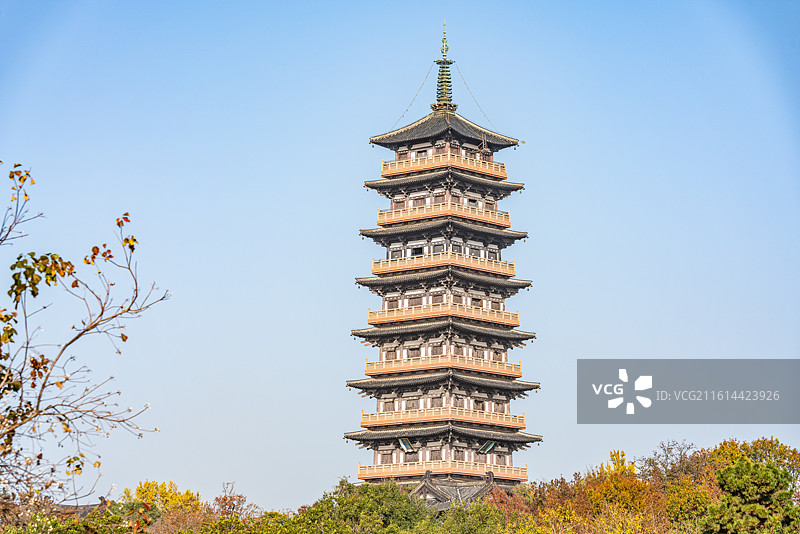 蓝天下的江苏扬州廋西湖风景区大明寺栖灵塔建筑秋色风光图片素材