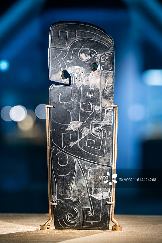 国家博物馆 中国古代玉器 商 鸟纹石磬 1976年河南安阳殷墟妇好墓出土图片素材