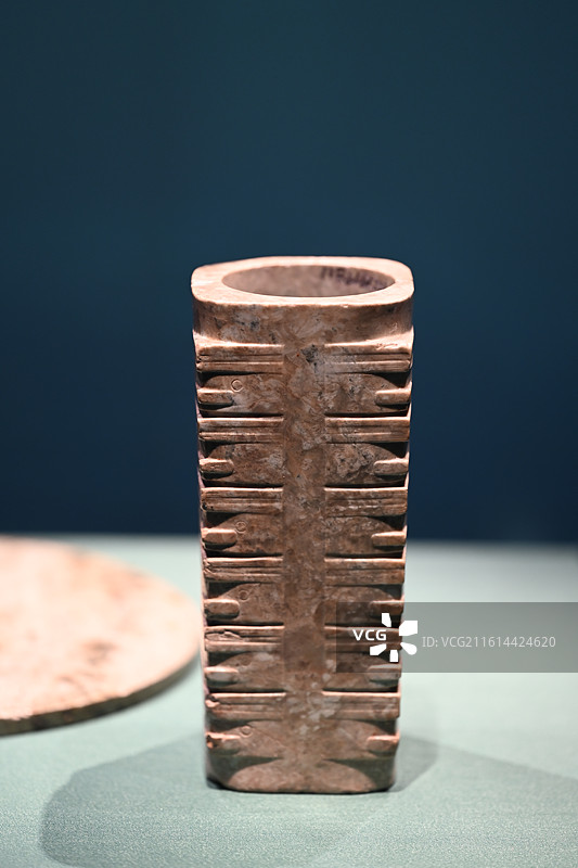 良渚文化玉琮：古玉器的神秘纹饰与历史价值图片素材