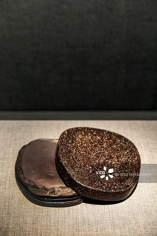 南京博物院《镂云裁月-南京博物院藏雕漆、螺钿漆器展》-清 顾二娘端石砚图片素材