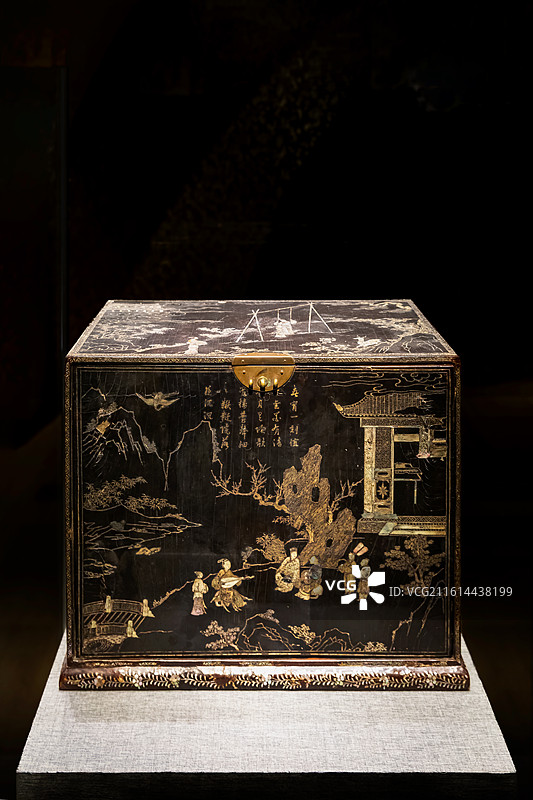 南京博物院《镂云裁月-南京博物院藏雕漆、螺钿漆器展》-明 黑漆嵌螺钿春晓诗意图题箱图片素材