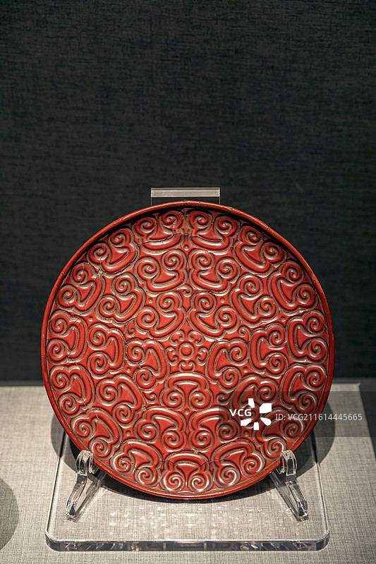 南京博物院《镂云裁月-南京博物院藏雕漆、螺钿漆器展》-明 剔犀如意云纹圆盘图片素材