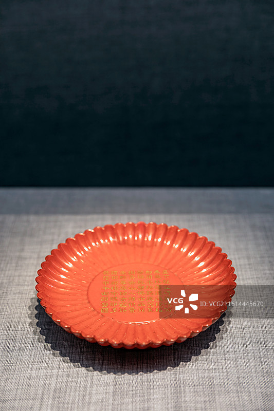 南京博物院《镂云裁月-南京博物院藏雕漆、螺钿漆器展》-清 乾隆 仿脱胎朱漆菊瓣式瓷盘图片素材