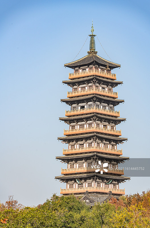 蓝天下的江苏扬州廋西湖风景区大明寺栖灵塔建筑秋色风光图片素材