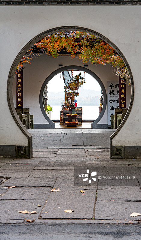 红枫红叶背景掩映中的浙江杭州西湖平湖秋月入画寻诗秋色景观.西湖十景平湖秋月碑刻标识图片素材