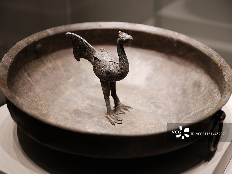 荆州博物馆馆藏战国立马铜盘（立鸟青铜盘）特写实拍图片素材