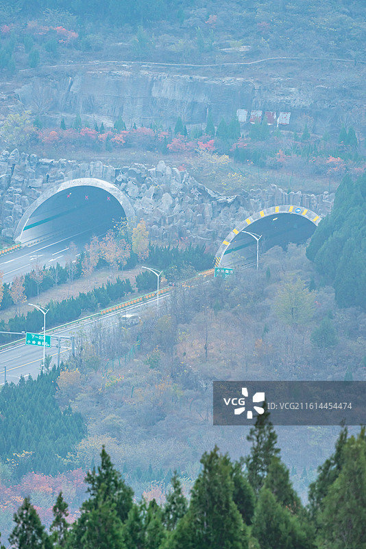 航拍视角蝎子山蚰蜒山秋色掩映中的山东济南二环南路环形高架桥立交桥隧道建筑景观图片素材