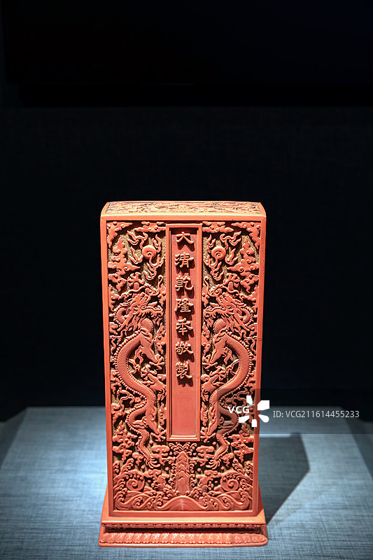 南京博物院《镂云裁月-南京博物院藏雕漆、螺钿漆器展》-清 乾隆 御书佛说贤首经剔红漆匣图片素材