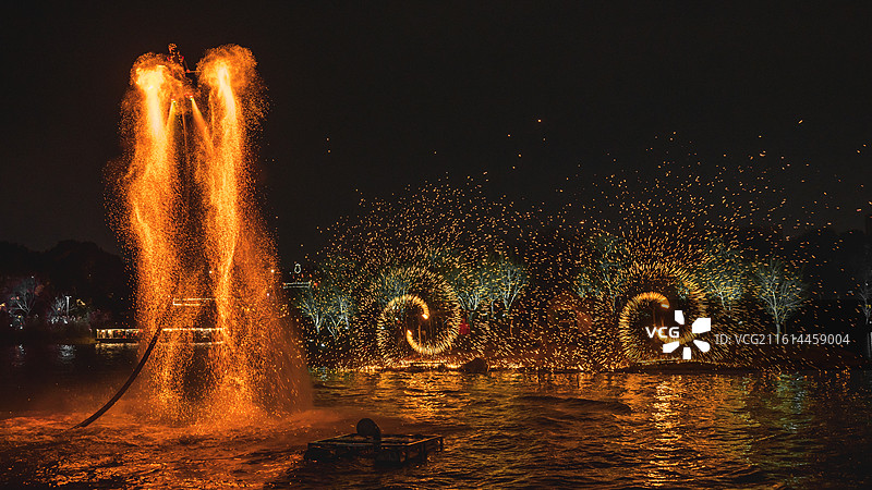 夜间烟花表演的低角度视角图片素材