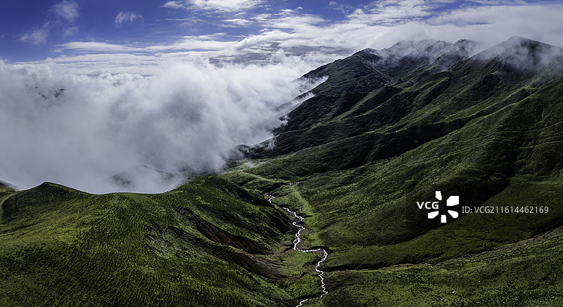拉脊山的山谷，天山阴晴不定图片素材