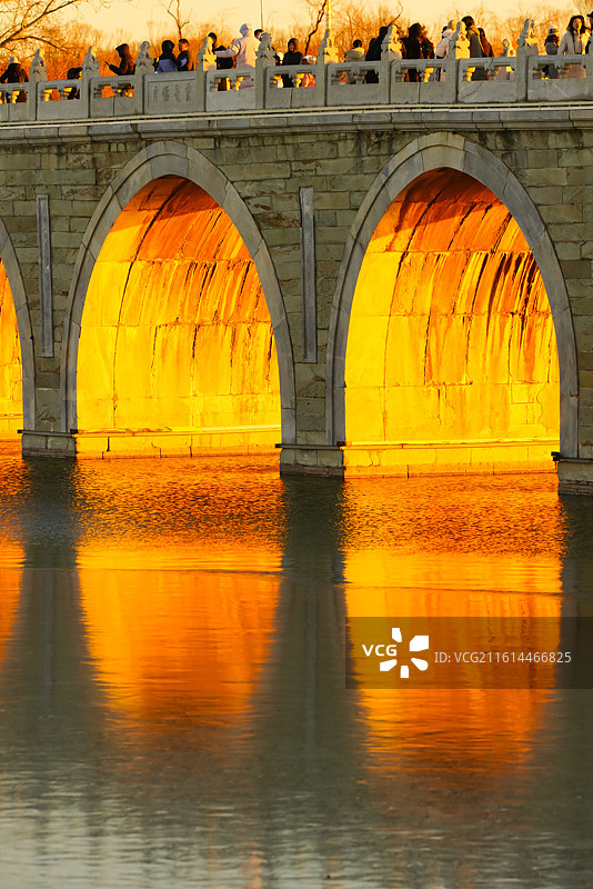 冬至日颐和园十七孔桥金光穿孔图片素材