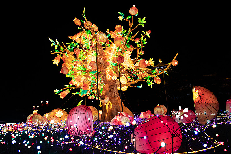 大唐芙蓉园新春灯会-盛开的石榴树-近景图片素材