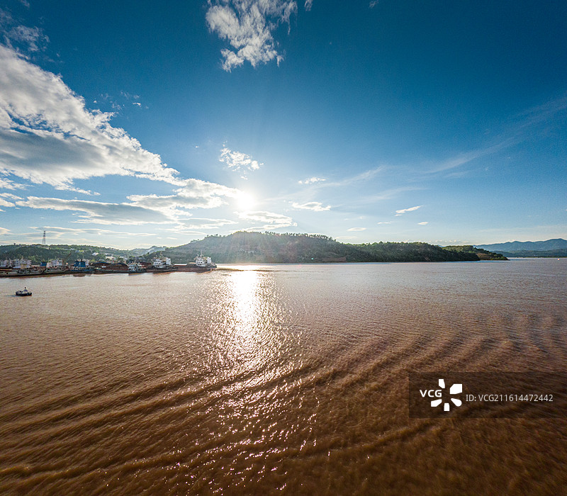 长江 三峡 沿岸风光 江面  风景 风景 建筑船舶等图片素材