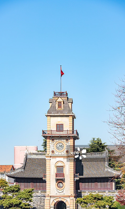纯净蓝天下的江苏南通地标钟楼建筑特写镜头图片素材