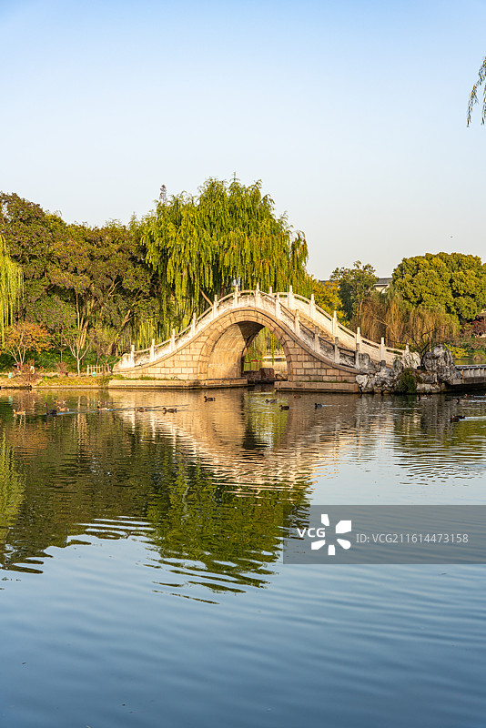 秋冬季节清晨无人的江苏扬州廋西湖风景区二十四桥建筑倒影图片素材